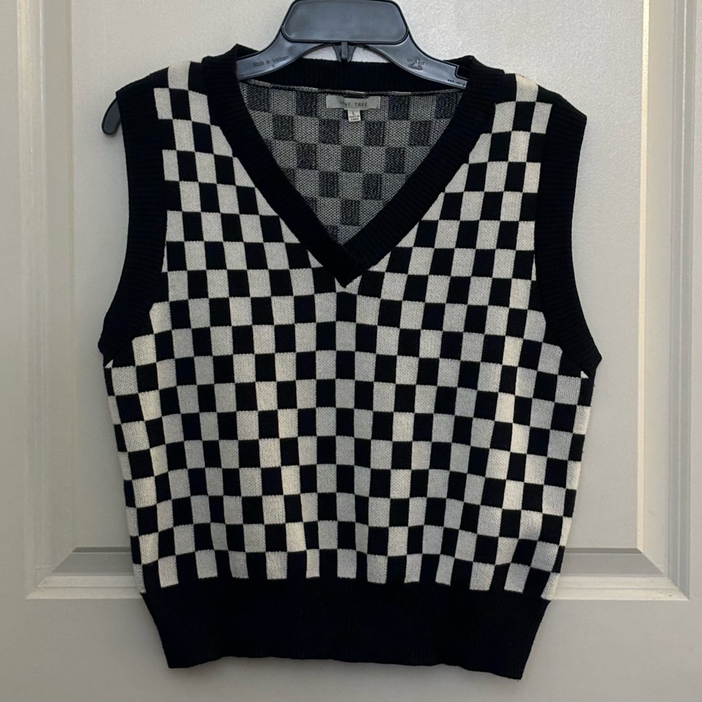 Love Tree Black and White Checkered V-Neck Sweater Vest Top